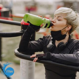 Waarom is water drinken tijdens het sporten belangrijk? 💧 Voldoende drinken is erg belangrijk tijdens het sporten om het vocht dat je verliest aan te vullen. Anders loop je het risico op uitdroging. Ook gaan je sportprestaties achteruit, als de vochtbalans in je lichaam niet optimaal is. Zorg dus dat je genoeg en op tijd drinkt! Op het moment dat je dorst krijgt, ben je eigenlijk al te laat. Dan is de uitdroging al begonnen en zijn je sportprestaties al wat achteruit gegaan. Kies voor een waterzuiveringssysteem van @mwwatersystems Ga naar onze website: https://mwwatersystems.nl Link in onze bio! Of bel ons: 0594-204080 Vraag vandaag nog een offerte aan! #schoonwater #mwwatersystems #watersystems #waterontharder #zachtwater #water #waterzuivering #geenkalk #ontkalken #minderkalk #zomer #sporten #gezond #gezondblijven #drinkwater #waterdrinken #sport #bewegen #bewegenisgezond #sportief #stayhydrated #drink #waterzuiveringssysteem